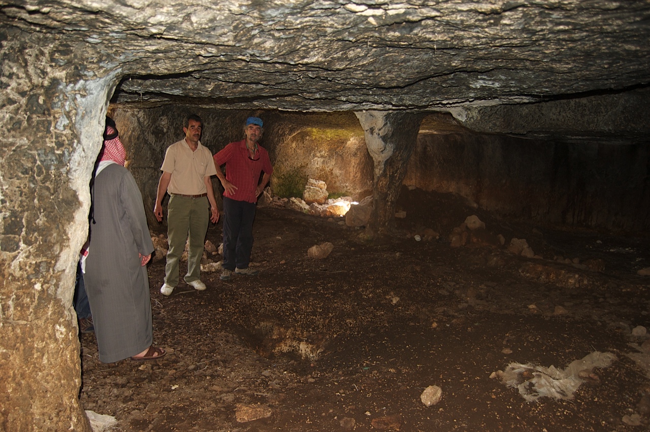 Tony Howard in a cave in Ayoun Jordan (DSC_0225)